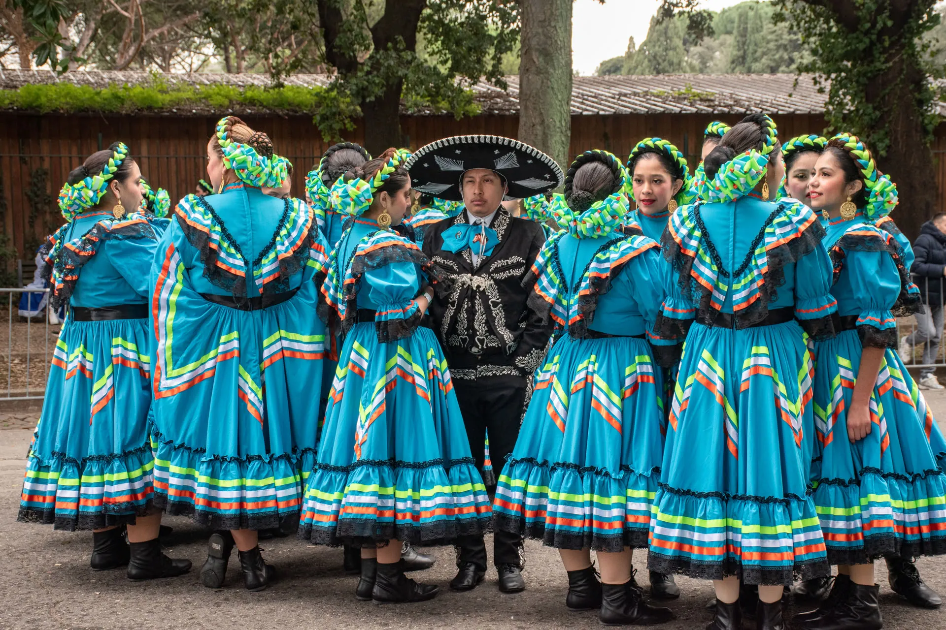 Groupe de danseuse avec costume à thématique, lors d'un défilé